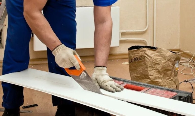 Chuẩn bị đúng dụng cụ giúp cắt tấm PVC vân đá dễ dàng, chính xác và an toàn hơn.