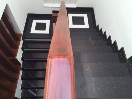 Tấm PVC vân đá đa dạng mẫu mã, từ bóng gương sang trọng đến nhám chống trượt.