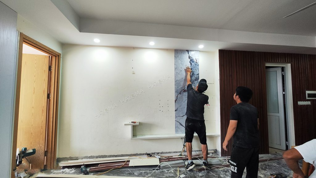 Thi công đúng kỹ thuật giúp tấm PVC vân đá bền đẹp và chắc chắn lâu dài.