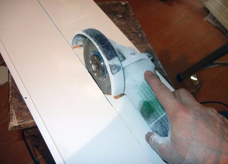 Hướng dẫn giúp cắt tấm PVC vân đá phẳng đẹp, chuẩn kỹ thuật và hạn chế mẻ cạnh.