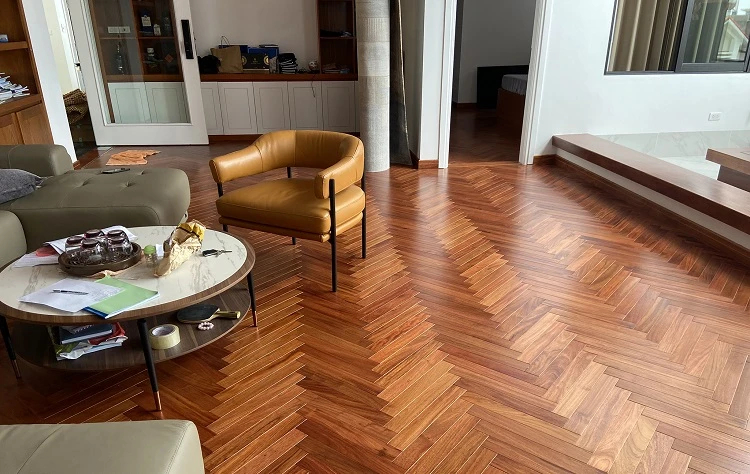 Chia sẻ kinh nghiệm sử dụng và bảo quản sàn gỗ phòng khách bền đẹp theo thời gian.