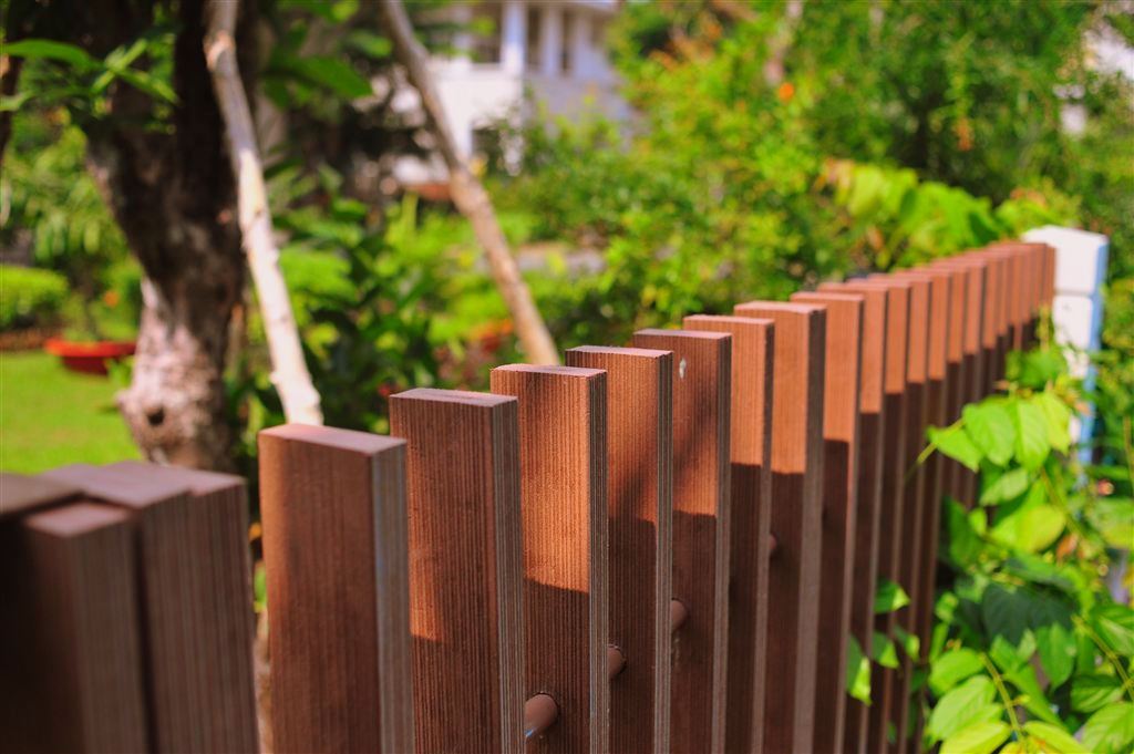 Hàng rào gỗ không chỉ mang vẻ đẹp tự nhiên mà còn bền bỉ.