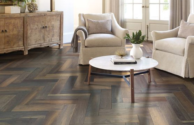 Sàn nhựa xương cá vân gỗ đậm tạo điểm nhấn mạnh mẽ và sang trọng.