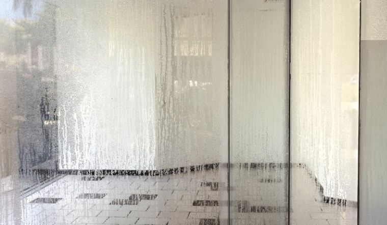 Sàn nhựa có bị nồm không