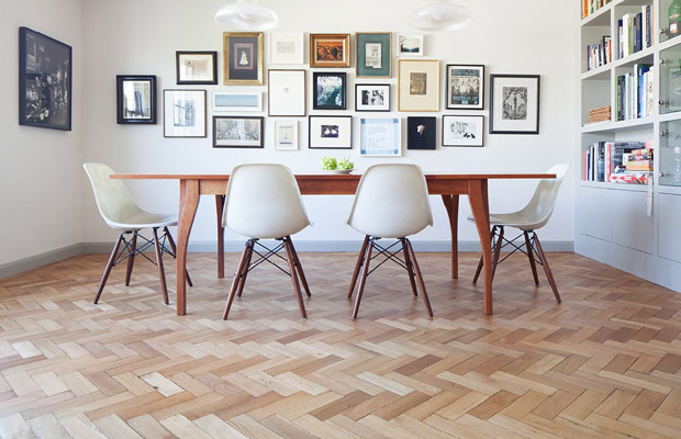 Sàn nhựa xương cá kiểu Chevron lát chữ V tạo cảm giác cân đối và sang trọng.