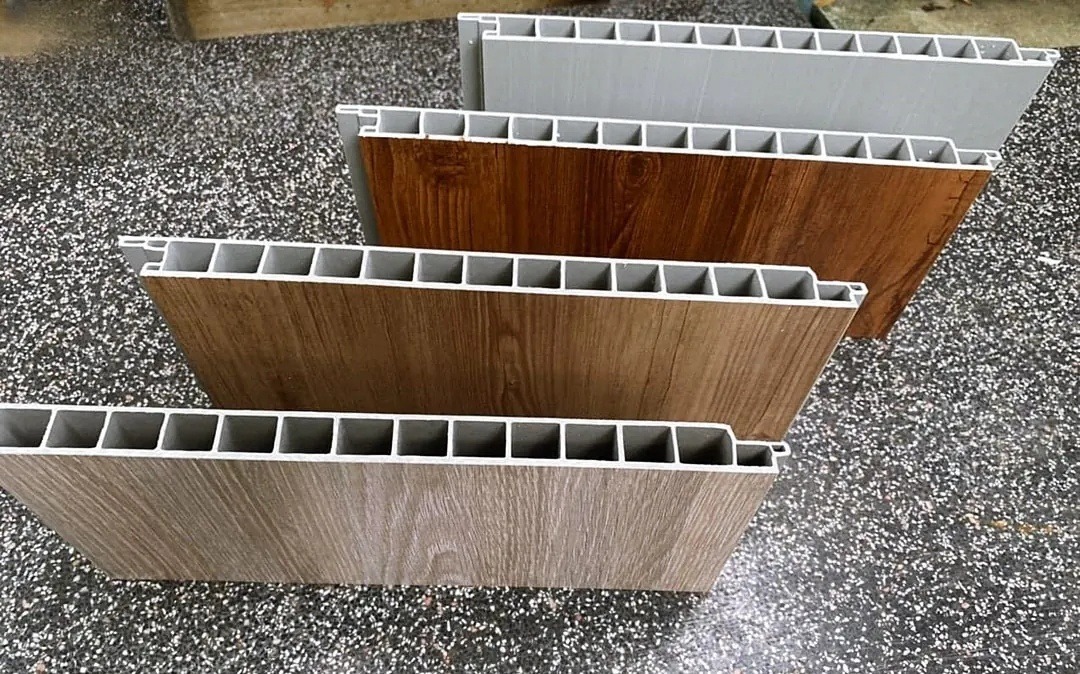 Tấm nhựa lót sàn chịu lực là giải pháp nhẹ, bền, thích hợp cho nhiều loại công trình.