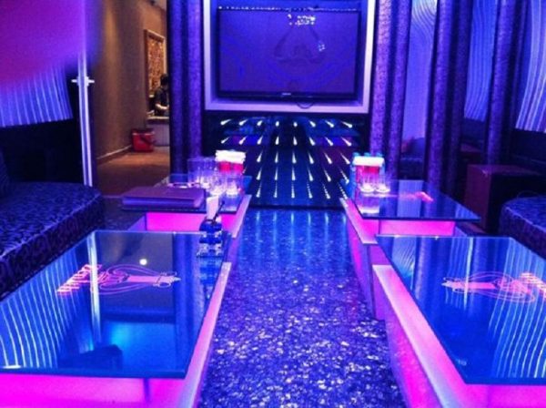 Tấm PVC vân đá ốp tường giúp phòng karaoke sang trọng, hiện đại và cuốn hút hơn.