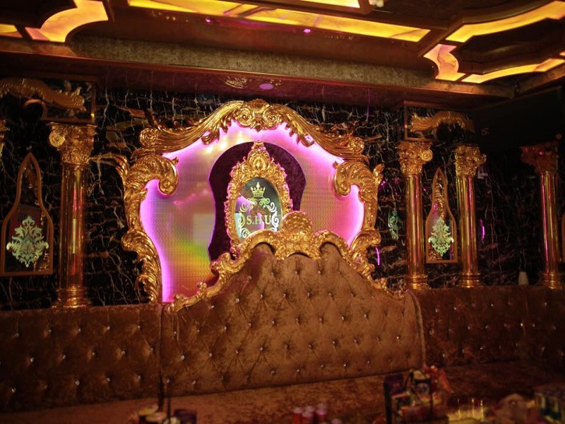 Tấm PVC vân đá giúp trần và vách decor karaoke thêm sang trọng, hiện đại và nổi bật.