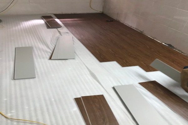 Sàn nhựa có bị nồm không?