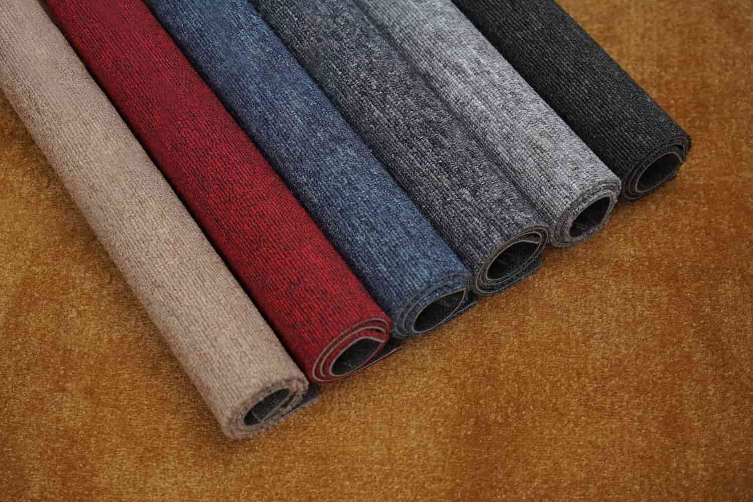 Thảm nỉ mềm mại, dễ vệ sinh nhưng cũng dễ bị xù lông và yêu cầu bảo quản cẩn thận.