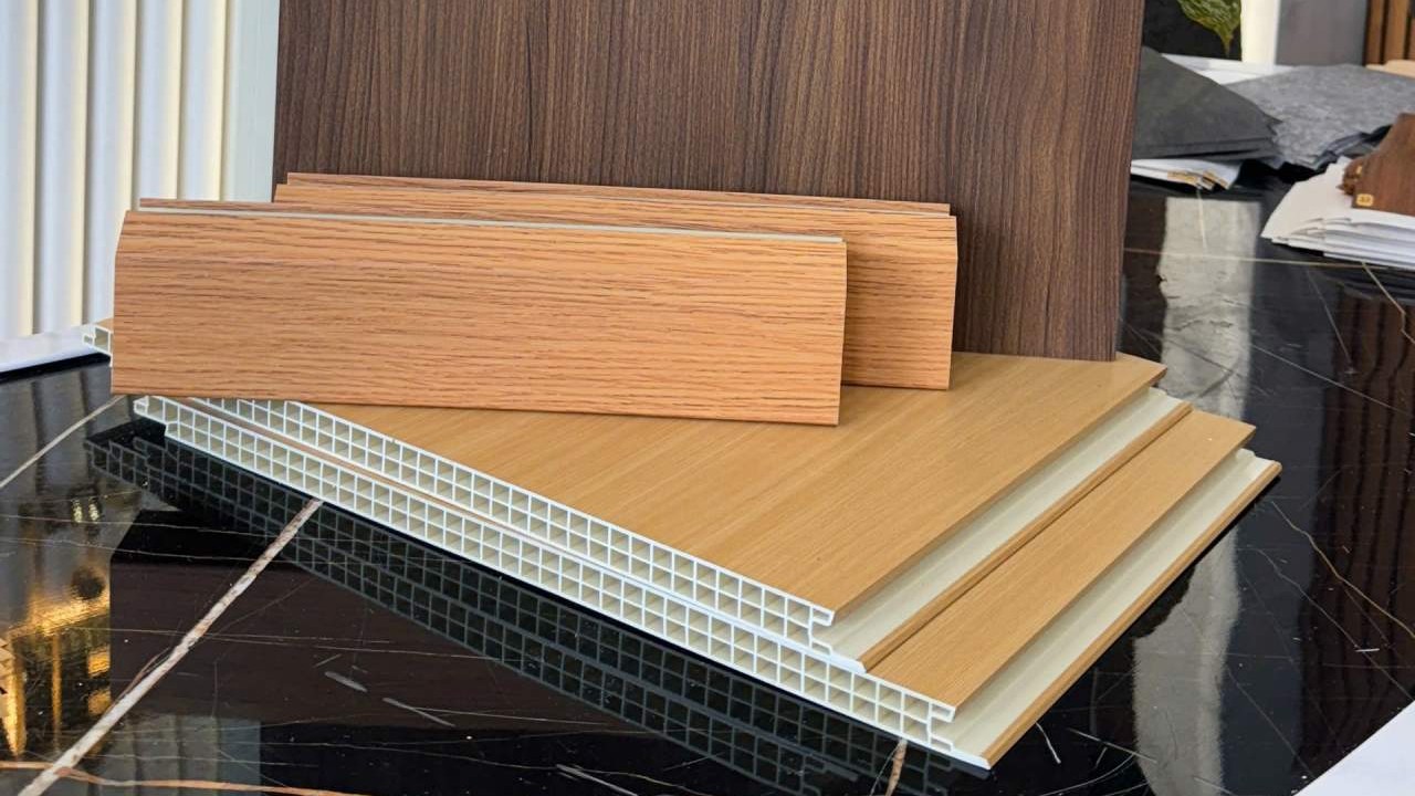 chọn vách ngăn nhựa giả gỗ hai mặt 